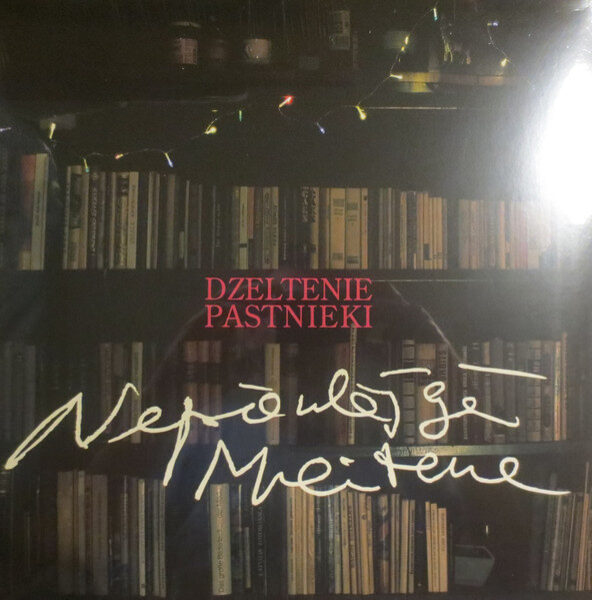 DZELTENIE PASTNIEKI-NEPIEKLĀJĪGĀ MEITENE